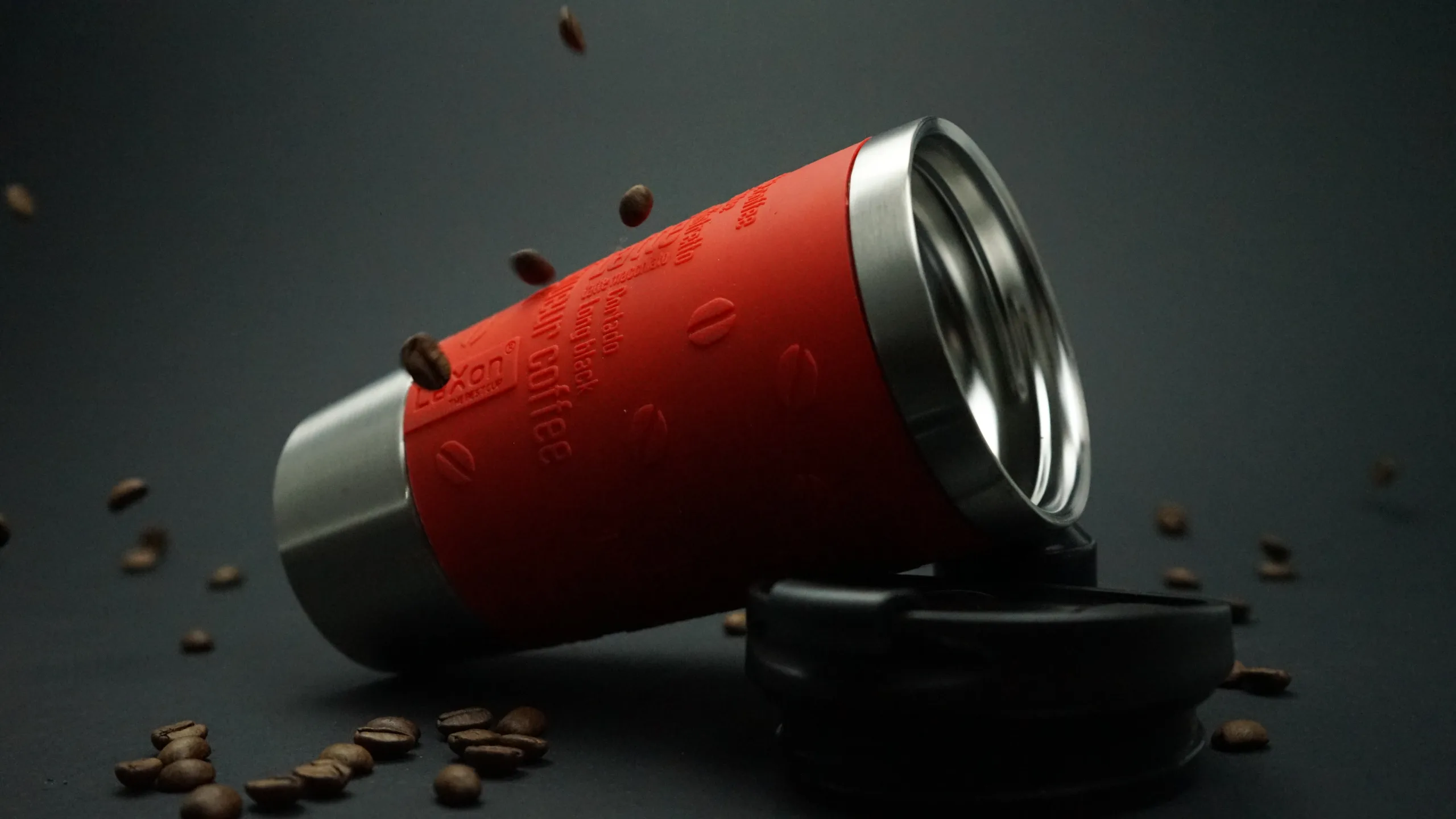 Roter Thermobecher mit individueller Lasergravur und Kaffeebohnen